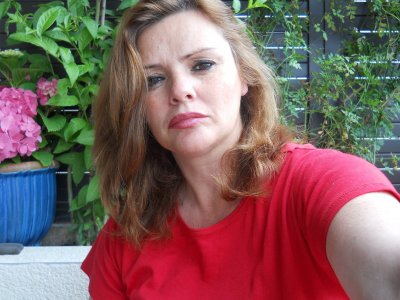 Soy muy fogosa en la cama, me encanta tragar toda la leche. Pienso en el sexo a todas horas. Quiero follar con dos hombres al mismo tiempo.