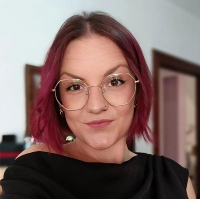 Me considero una mujer muy intensa en todos los sentidos. Busco un hombre que la tenga grande. Conversación caliente mientras nos masturbamos.