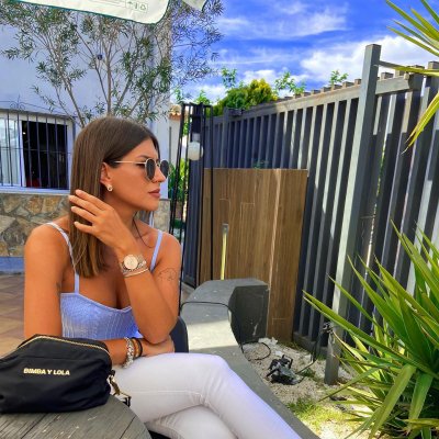 Soy una mujer que busca disfrutar de su juventud. Busco a alguien que este igual de dispuesto a disfrutar a vida. No será tu nombre mi próximo tatuaje?