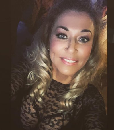 Soy la mujer más ardiente que puedes encontrar. Busco sexo telefónico con un hombre que le gusten las maduritas. Sexo telefónico, masturbarnos!